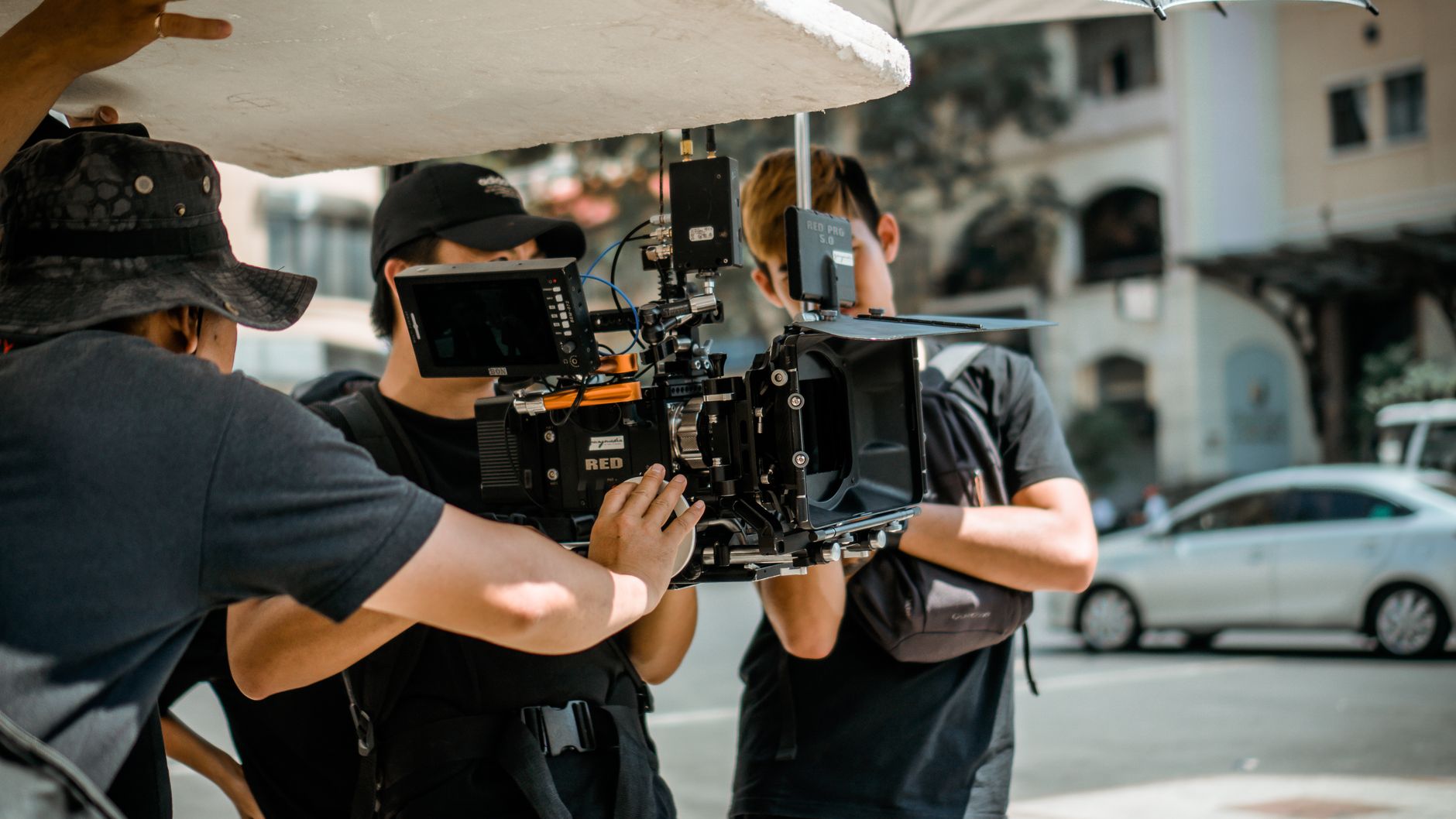 Kamerateam filmt professionell ein Werbevideo für eine YouTube-Kampagne im Freien