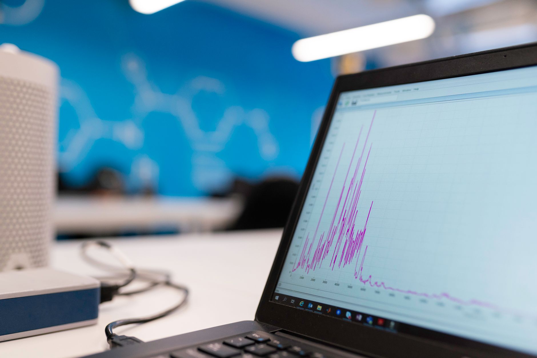Laptop-Bildschirm zeigt ansteigende Analyse-Grafik im Büro