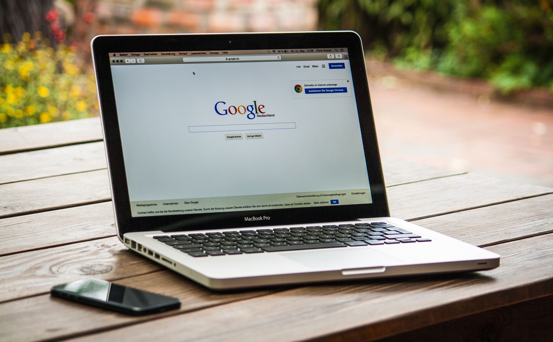 Laptop mit geöffneter Google-Suche als Ausgangspunkt, um Google Ads zu schalten