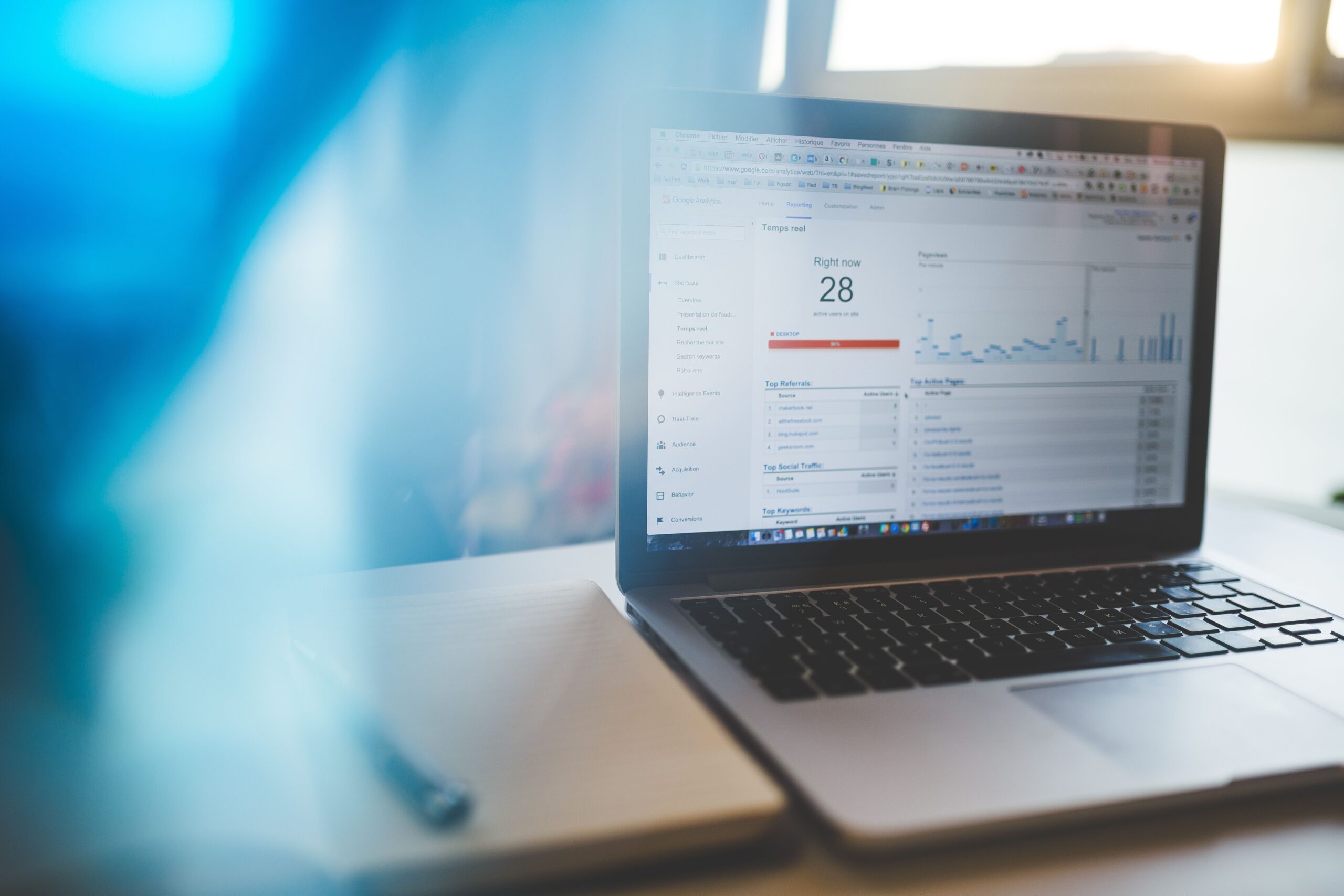 Laptop mit geöffnetem Analytics-Dashboard auf einem Schreibtisch in einem Büro