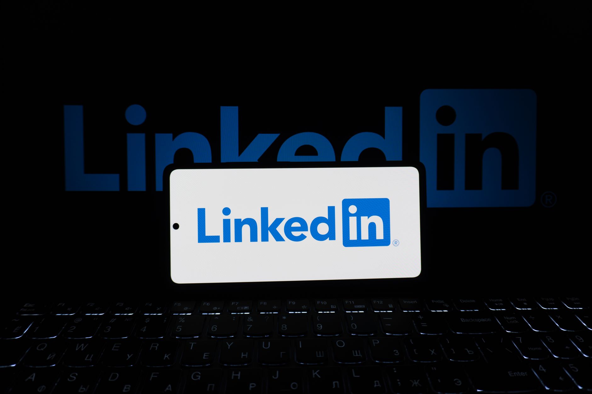LinkedIn-Logo auf einem Smartphone vor einer Tastatur als Symbol für B2B-Werbung