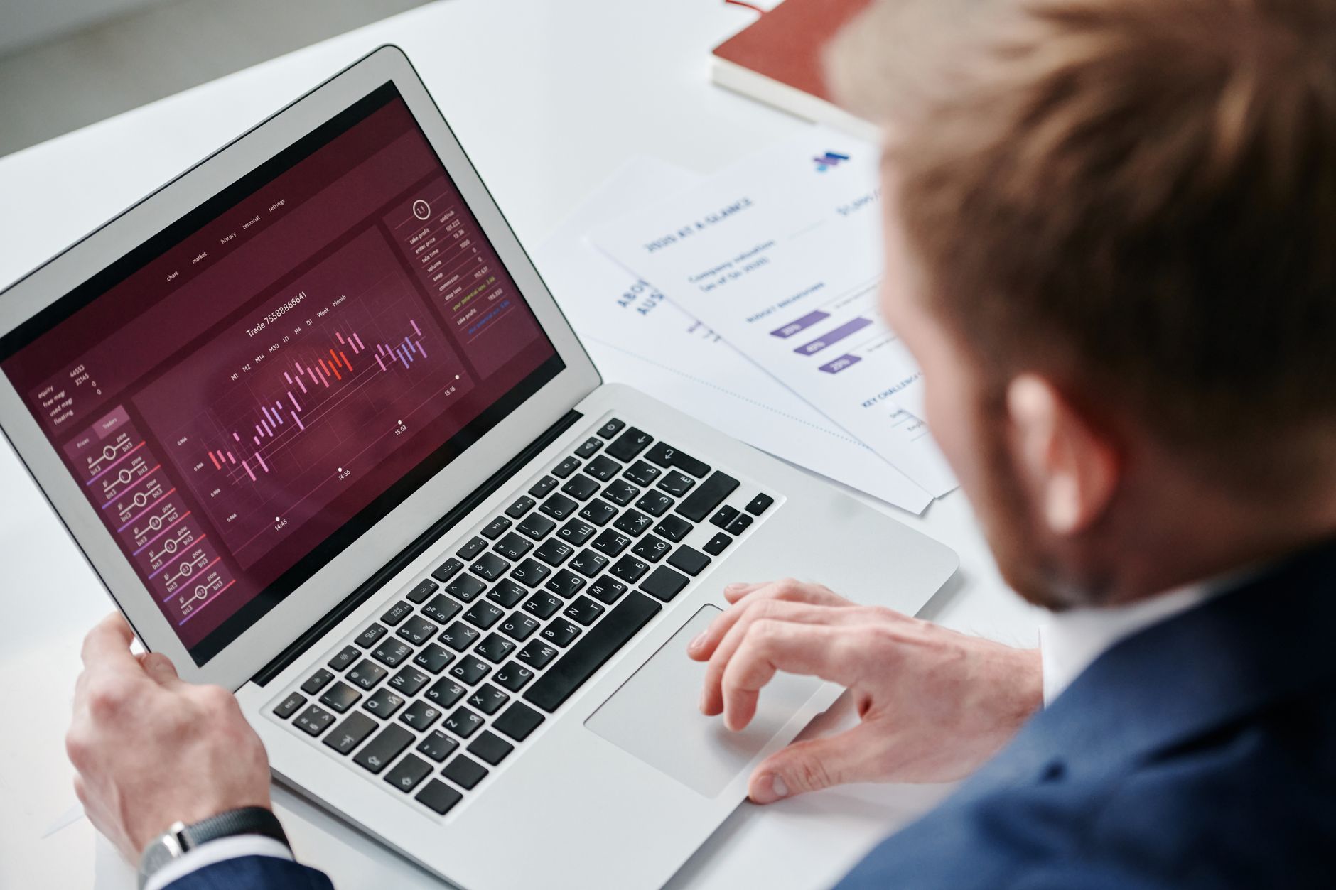 Mitarbeiter prüft am Laptop die Auswertung der ersten Google-Ads-Kampagne
