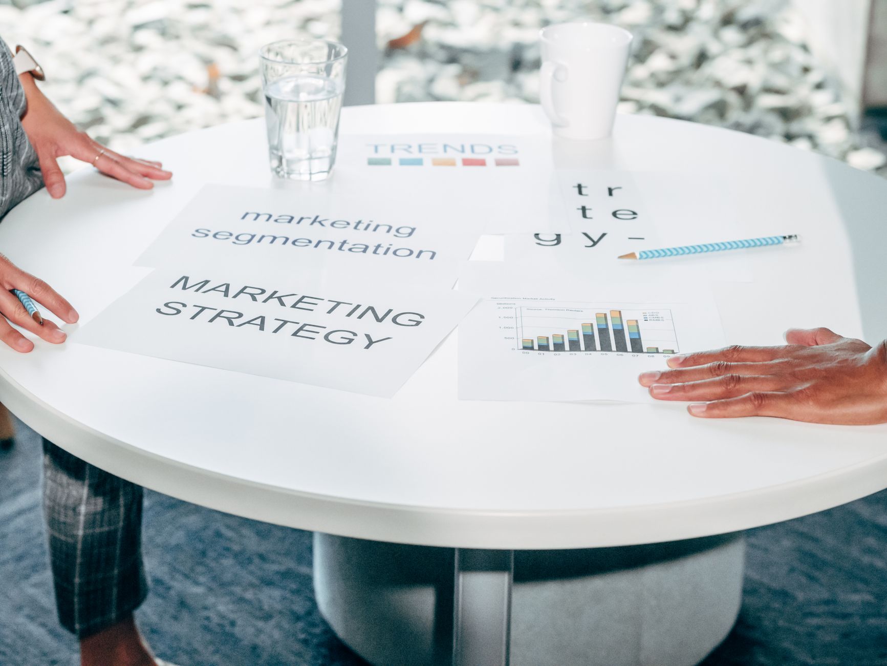Zwei Fachleute besprechen Zielgruppen und Segmente am runden Tisch im Büro